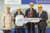 Feierliche Schlüsselübergabe bei LEUNA-Harze: v.l.n.r.: Klaus Paur, Geschäftsführer der LEUNA-Harze GmbH, Dr. Christof Günther, Geschäftsführer der InfraLeuna GmbH, Dr. Frank Schroedter, Geschäftsführer der John Brown Voest GmbH, Dr. Reiner Hasel Feierliche Schlüsselübergabe bei LEUNA-Harze: v.l.n.r.: Klaus Paur, Geschäftsführer der LEUNA-Harze GmbH, Dr. Christof Günther, Geschäftsführer der InfraLeuna GmbH, Dr. Frank Schroedter, Geschäftsführer der John Brown Voest GmbH, Dr. Reiner Hasel
